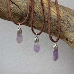 Vaeltaja ametistiriipus nahkanauhassa